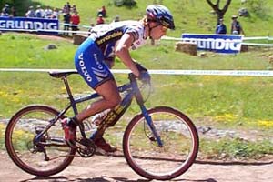 Alison Sydor (CAN) looking strong