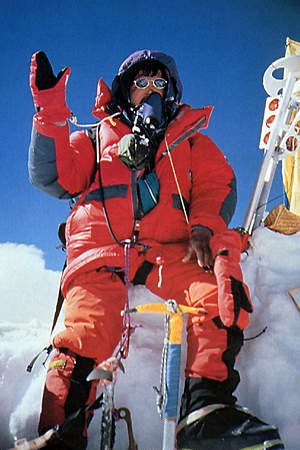 The summit of Everest, Makalu Gau